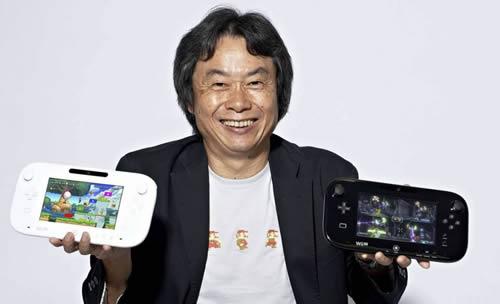 Shigeru Miyamoto holding the Basic Wii U gamepad (left) and Premium Wii U gamepad (right)